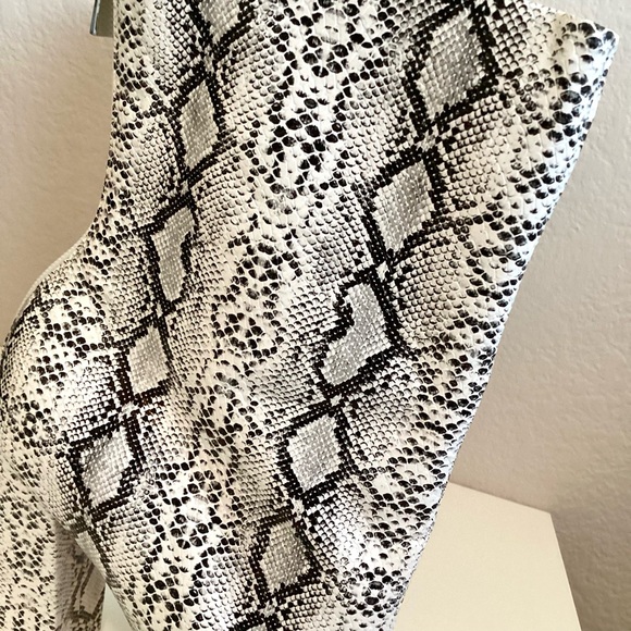 \RAYE\ Easton Snakeskin Print Booties - Picture 6 of 16